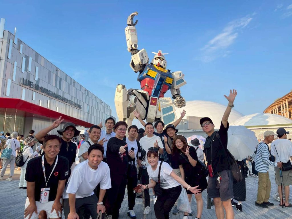 ガンダム前での集合写真